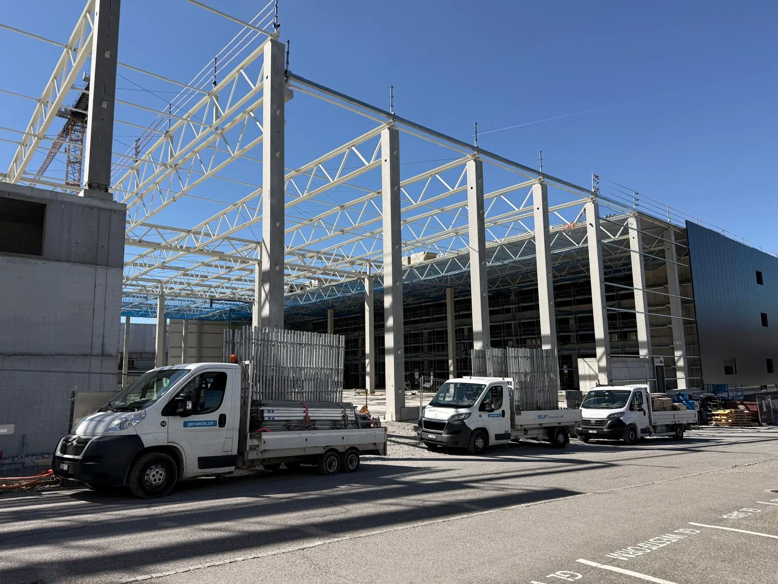 Gerüstmontage an einer Stahlkonstruktion Gerüstmontage an einer Stahlkonstruktion. Die Aufnahme zeigt Gerüstbauarbeiten im Umfeld einer weitgespannten Hallen- und Stahlkonstruktion. Referenzfoto der Isufi Gerüste AG.